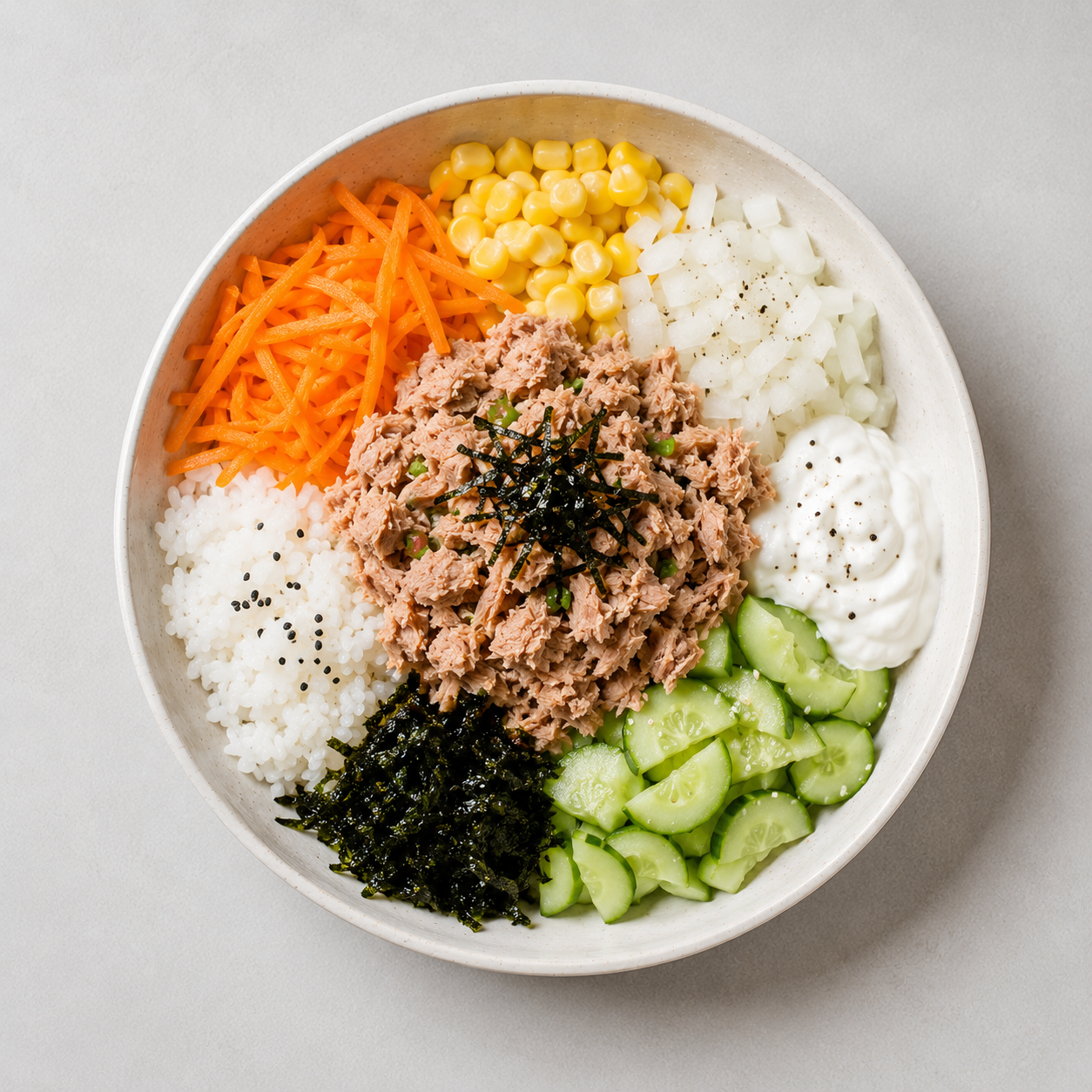 Cơm trộn cá hồi trứng rau củ, 34g protein
