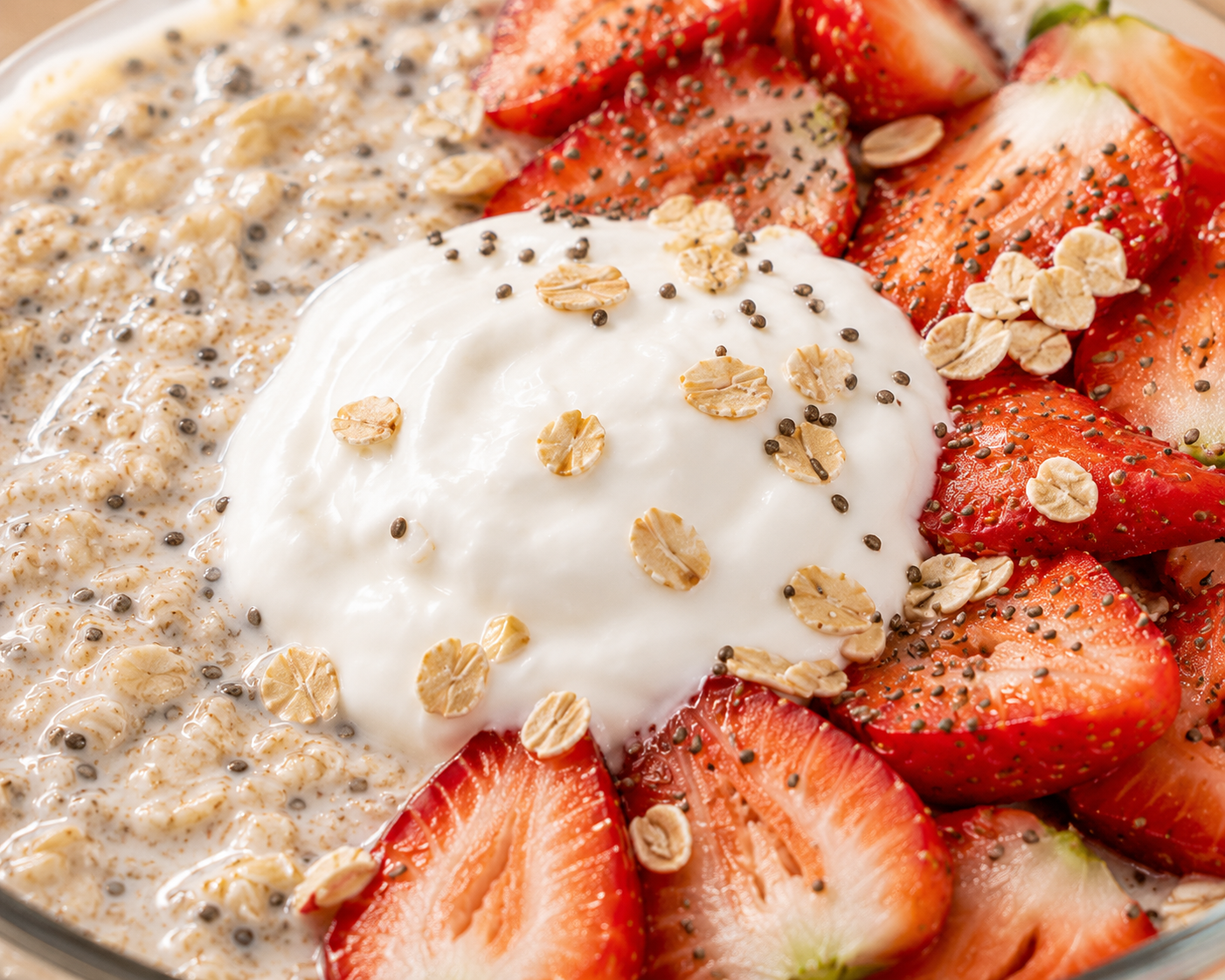 Overnight oats dâu tây Greek yogurt: Bữa sáng 10 phút 381 kcal. · gallery 3